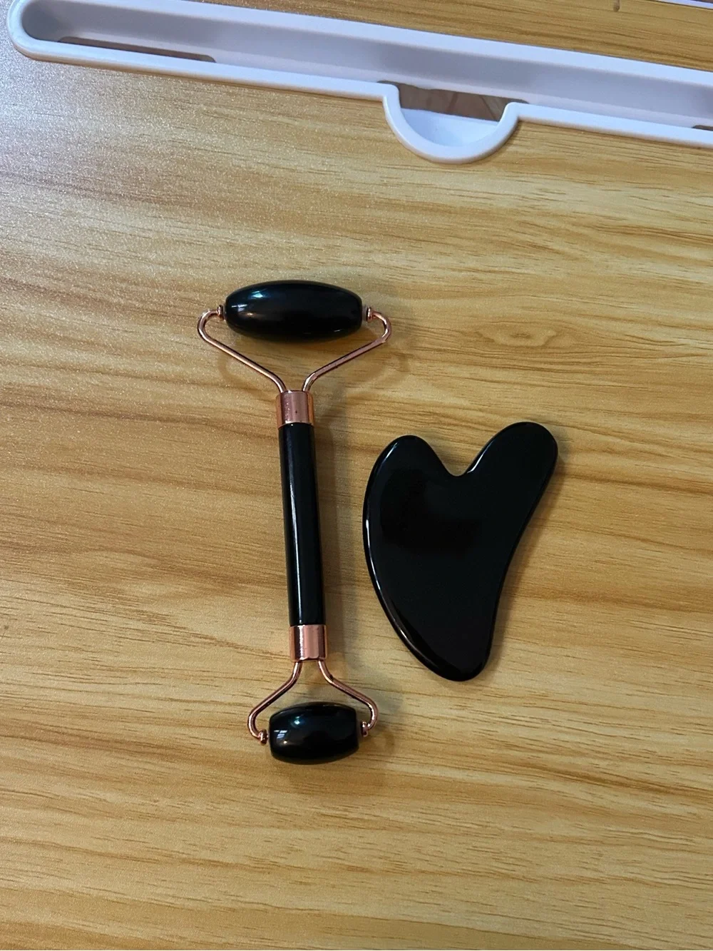 Black Facial Roller & Gua Sha Set - Black Jade Face Massager
